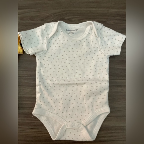 Baby Gear Yellow and White speckled Dot Bodysuits size 3-6 months - Picture 4 of 6